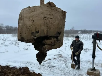 Подъём грунта при бурении колодца бурмашиной